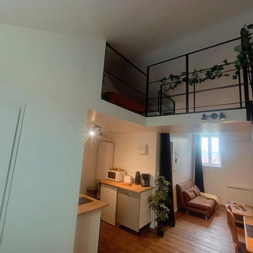 une pièce avec une cuisine et un salon dans l'établissement Terre Sauvage Baie de Somme, à Abbeville