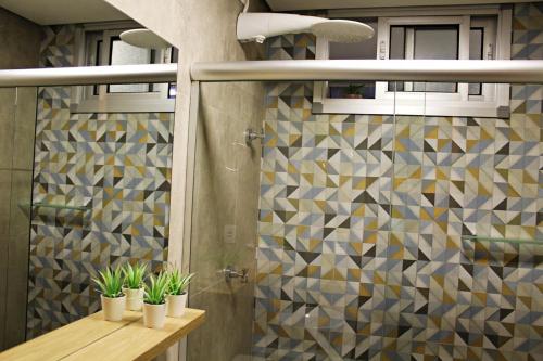 圣保罗Apartamento grande, espaçoso - Mackenzie, Higienópolis的一间带盆栽淋浴的浴室