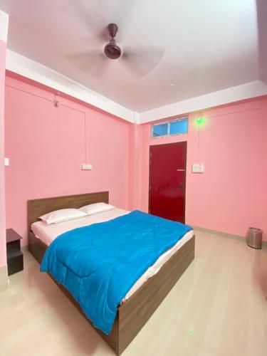Postel nebo postele na pokoji v ubytování Mangaldai Guest House