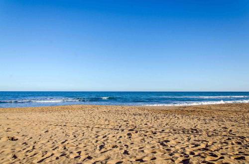 a sandy beach with the ocean in the background at Casa Vacanza Stomar in Pozzallo