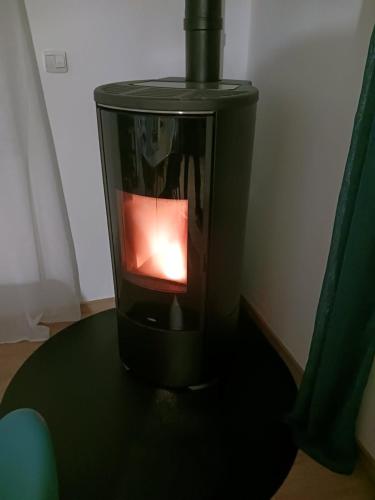 une bougie dans une lanterne assise sur une table dans l'établissement Baie de somme, à Abbeville