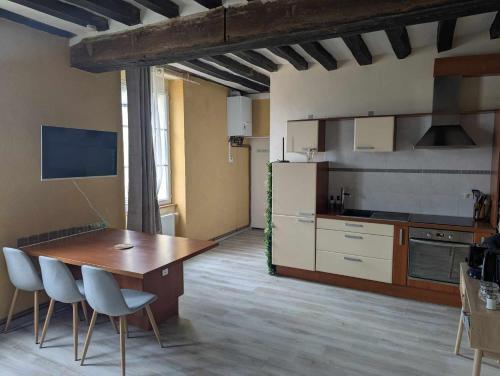 Studio centre villeにあるキッチンまたは簡易キッチン