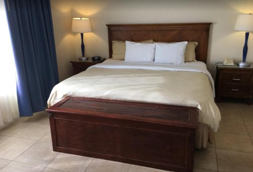 Postel nebo postele na pokoji v ubytování Aruba Escape NYE, Luxe 1BR Prime Eagle Beach