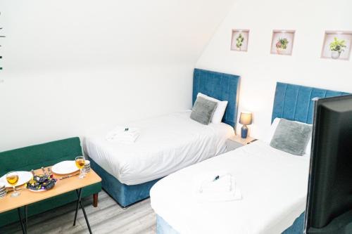 En eller flere senge i et værelse på Centrally Located Apartments