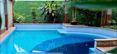 a large blue swimming pool in a yard at Flat Blue Tree Premium Verbo Divino in Sao Paulo