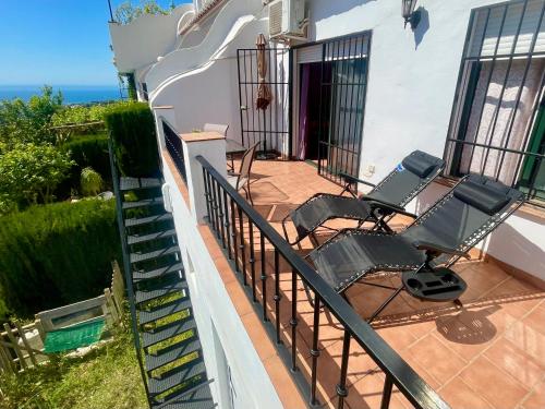 Μπαλκόνι ή βεράντα στο Apartamentos Axarquia , Frigiliana, terraza privada con vistas a la montaña rio y al mar