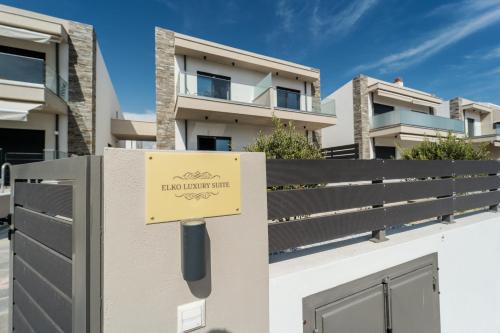 Το κτήριο όπου στεγάζεται  η παραθεριστική κατοικία