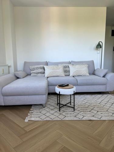 a living room with a couch and a coffee table at Studio 77 - nowoczesny apartament w Otwocku in Otwock