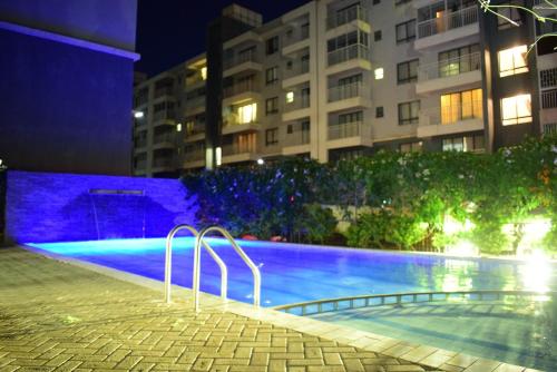 una piscina di notte accanto a un edificio di Brenda luxury homes a Nairobi