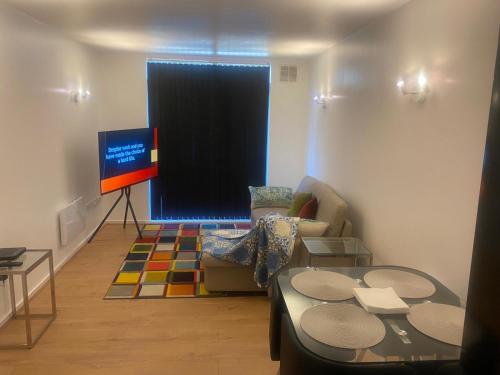 Φωτογραφία από το άλμπουμ του Cozy Entire Apartment with Free onsite Parking, 2-Min Walk to Barking Station σε Μπάρκινγκ