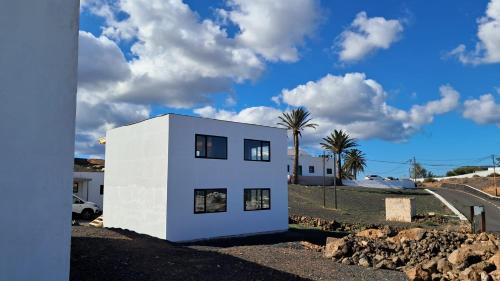 a white house on the side of a road at Palacio Eco in Tinajo
