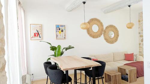 un salon avec une table et un canapé dans l'établissement cocooning # lumineux # Vieille ville, à Antibes