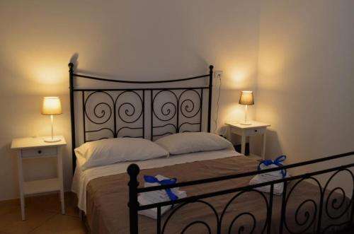 a bedroom with a bed with two lamps on both sides at b&b Rosaria casaventre in Vietri sul Mare