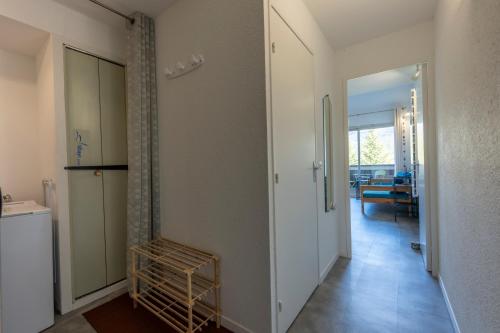 a room with a hallway with a door to a room with a hallway at Nid Paisible - Balcon - Calme - Parking in Barcelonnette