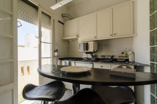 a kitchen with a table and some chairs in it at Beautiful apartment in the city centre T1B in Lagos