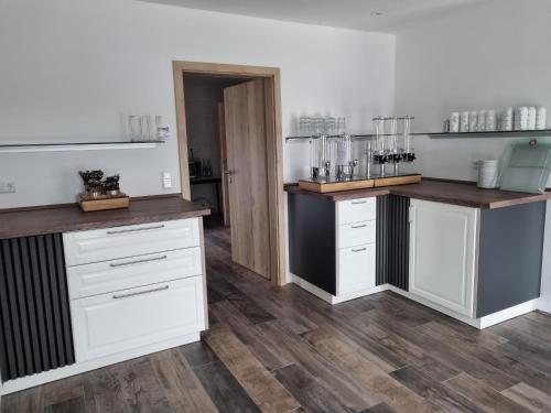 Cuisine ou kitchenette dans l'établissement Hotel Julia am Deich
