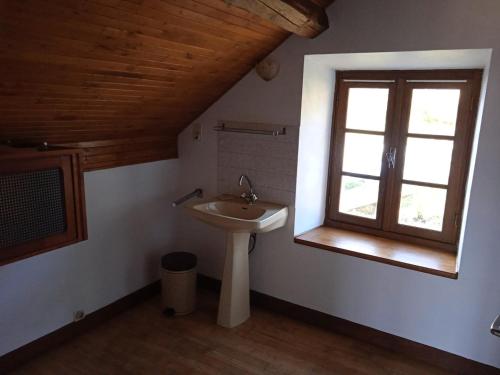une salle de bain avec un lavabo et une fenêtre dans l'établissement Maison de montagne avec vue sur Pyrenees, à Soulan