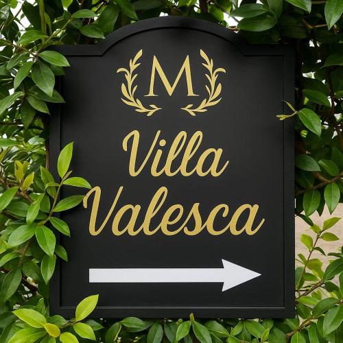a sign for a villa valencia with an arrow at Villa Valesca in Stresa