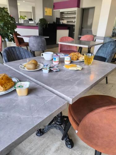 Makanan di atau berdekatan hotel