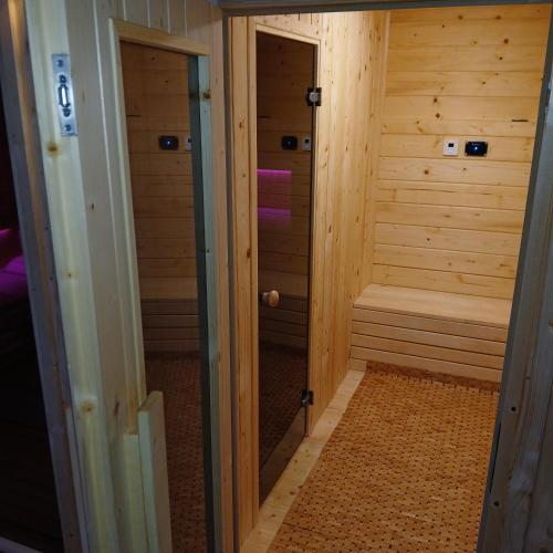 a walk in sauna with a mirror in a room at Pokoje Gościnne Kornelia- Jacuzzi, sauna ! in Biały Dunajec