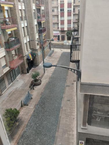 an empty street in a city with a street light at Amplio piso en casa histórica en primera planta in Sabiñánigo