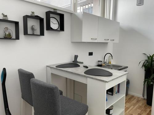 Nhà bếp/bếp nhỏ tại Book & Bed Apartment