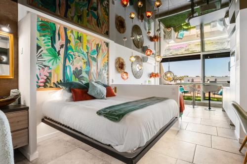 - une chambre avec un lit et un mur coloré dans l'établissement Téquila - Heliopolis AB, au Cap d'Agde