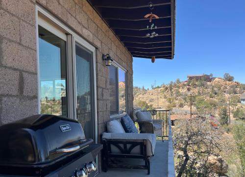Balkón nebo terasa v ubytování Eagles Nest Casita Luxury king memory foam bed feather pillows & duvet Amazing views, private balcony, Great location & Dog friendly