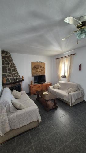 1 dormitorio con 2 camas y chimenea en CASA AGUILAR, en Cómpeta