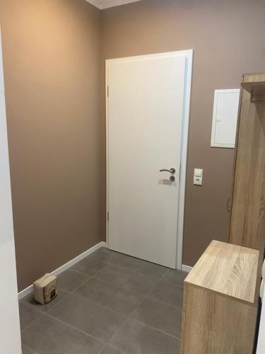 a white door in a room with a tile floor at SHP Apartmentwohnung in Hochstadt am Main