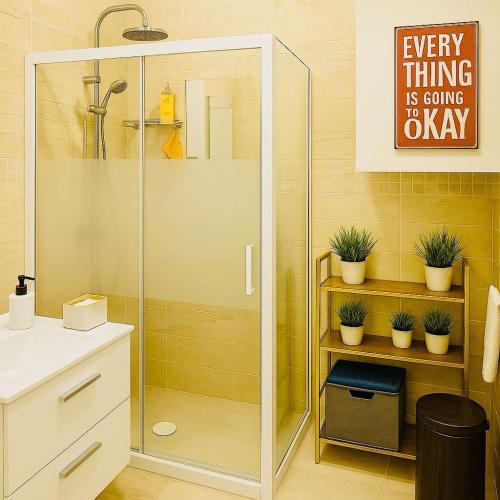 une douche avec une porte vitrée dans une salle de bain dans l'établissement Beautiful 2 bedroom, close to downtown, à Nice