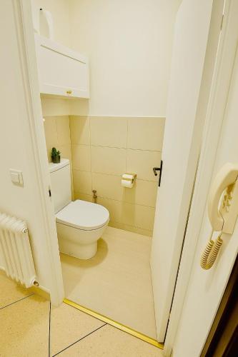 une salle de bain avec des toilettes blanches dans une chambre dans l'établissement Beautiful 2 bedroom, close to downtown, à Nice