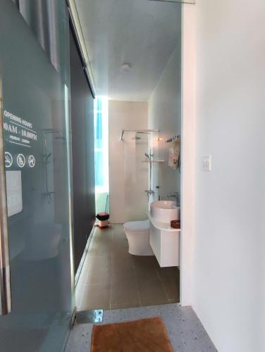 a bathroom with a toilet and a sink at Moc's Homestay-Phan Thiết in Ấp Tân Bình (2)