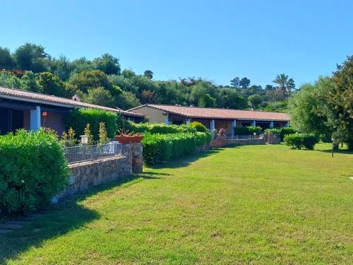 Paradise Villa - View, Pool & Parking, 200Mt Seaにある庭