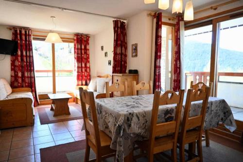 une salle à manger avec une table et des chaises dans une pièce dans l'établissement Résidence Edelweiss - Appartement de charme 3 pièces 8 personnes à Vallandry proche des pistes, des commerces et du centre station MAE-2003, à Peisey-Nancroix