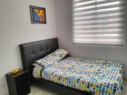 Apartamento Le petit prince في بايبا: غرفة نوم بها سرير ونافذة