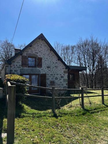 a stone house with a fence in front of it at Gîte de France Le fournil de paulette et guy 4 épis - Gîte de France 6 personnes MAE-0154 in Bonnefond