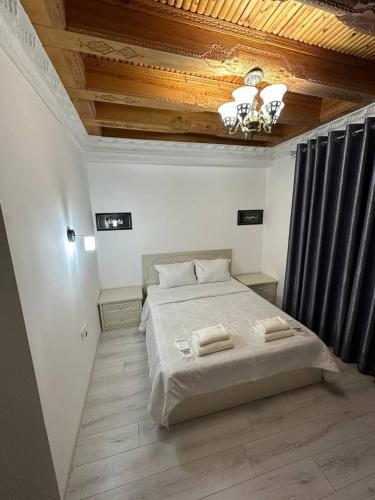 Ένα ή περισσότερα κρεβάτια σε δωμάτιο στο AIST Boutique in Historical Caravan Sarai XIX Century