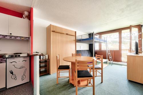 une cuisine et une salle à manger avec une table et des chaises dans l'établissement Résidence Le Tourmalet - maeva Home - Studio 4 personnes - Budget MAE-3731, à La Mongie