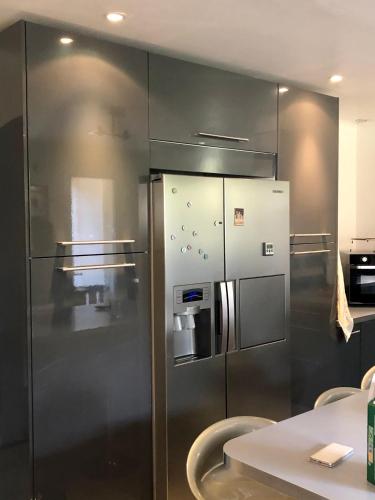 - un réfrigérateur en acier inoxydable dans la cuisine dans l'établissement Villa Domaine Font Mourier, à Cogolin
