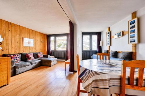 un salon avec une table et un canapé dans l'établissement Résidence Le Tourmalet - maeva Home - Appartement 3 pièces 8 personnes - Sélection MAE-0511, à La Mongie
