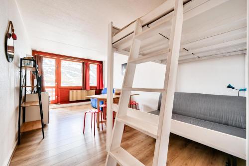 Cette chambre dispose de lits superposés et d'un bureau. dans l'établissement Résidence Le Tourmalet - maeva Home - Studio 4 personnes - Budget MAE-8171, à La Mongie