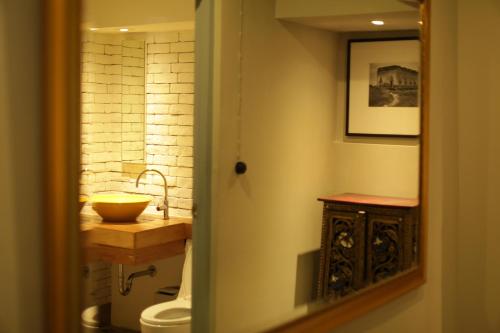 Koupelna v ubytování Nandha Hotel