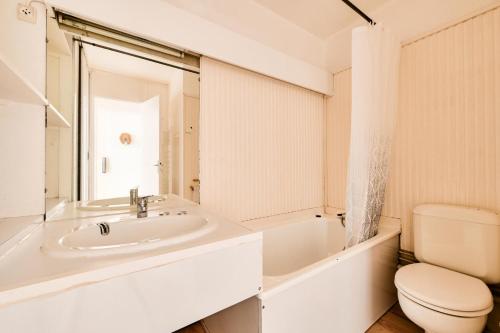 une salle de bain blanche avec un lavabo et des toilettes dans l'établissement Résidence Le Tourmalet - maeva Home - Studio 4 personnes - Budget MAE-8171, à La Mongie