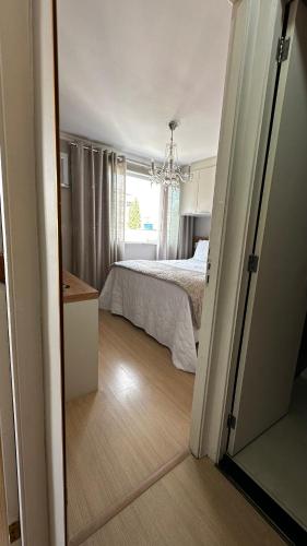 Ένα ή περισσότερα κρεβάτια σε δωμάτιο στο Apartamento sofisticado com garagem no centro