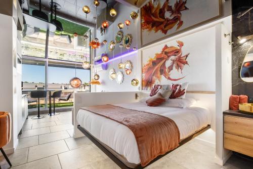 une chambre avec un lit et une grande fenêtre dans l'établissement Daïquiri - Héliopolis AB, au Cap d'Agde