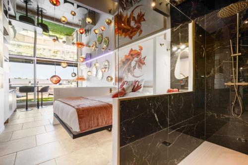 - une chambre principale avec un lit et une douche dans l'établissement Daïquiri - Héliopolis AB, au Cap d'Agde