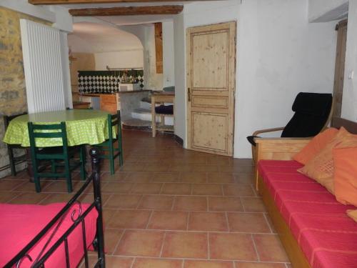 un salon avec une table et un canapé dans l'établissement Studio à Générargues, en Cévennes, proche Anduze, à Générargues