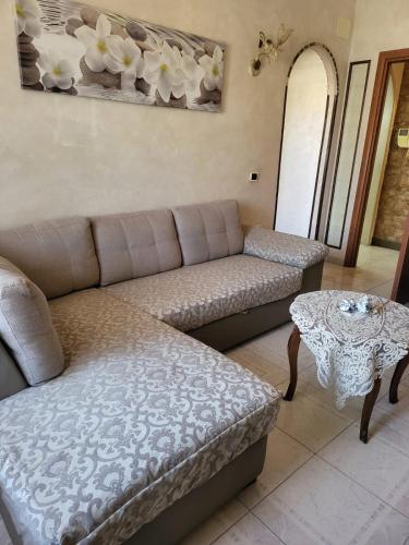 a living room with a couch and a table at Due minuti dal mare con Balcone Vista Mare in Tropea