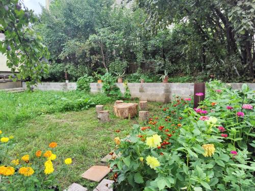 a garden with a bunch of flowers in a yard at Sunny Lodge Dilijan in Dilijan